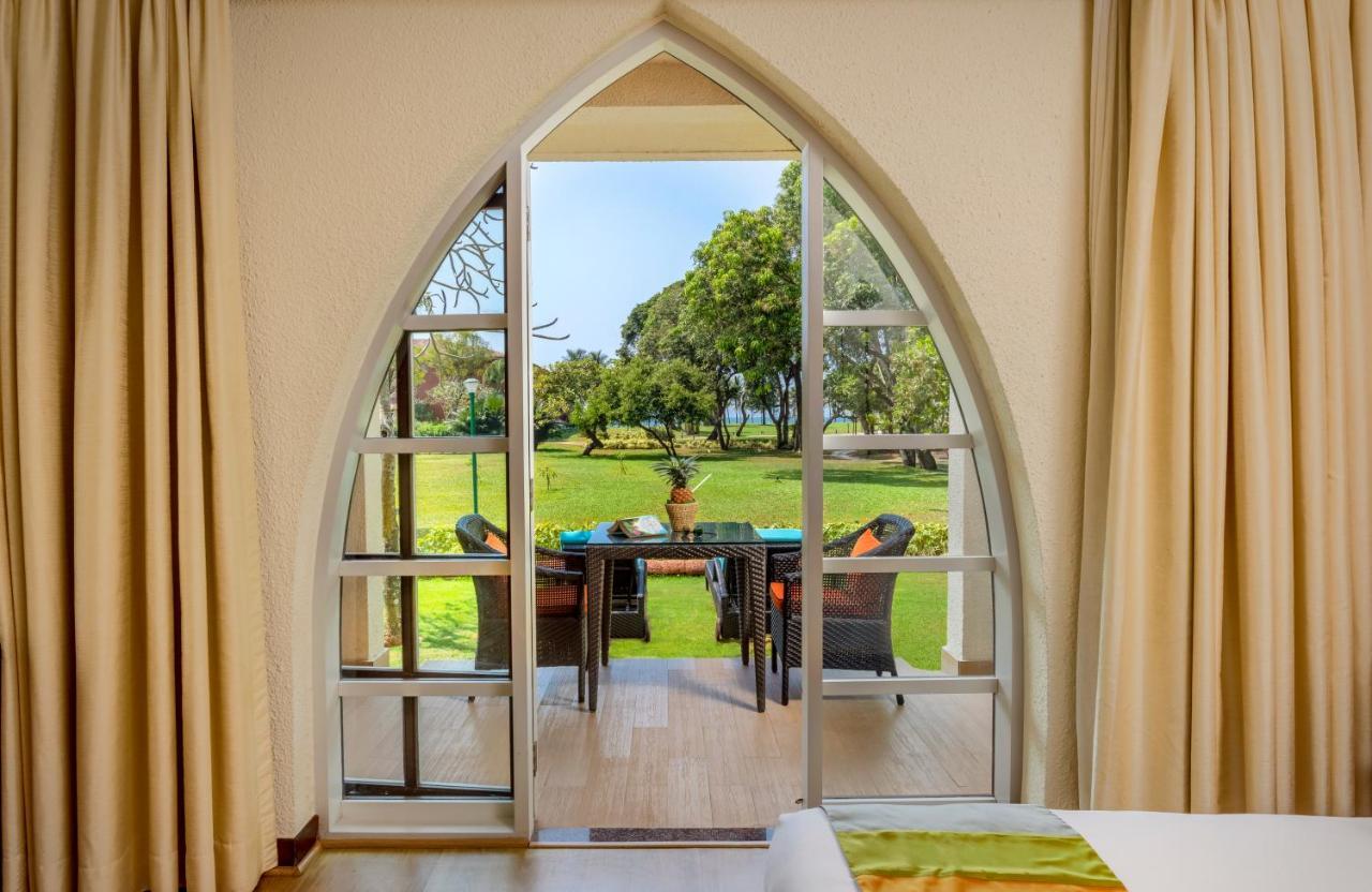 Caravela Beach Resort Varca Kültér fotó A view of the garden from a room at the hotel