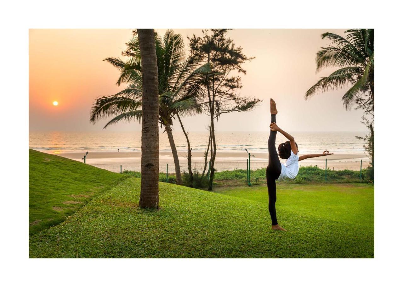 Caravela Beach Resort Varca Kültér fotó A woman practicing yoga at the beach