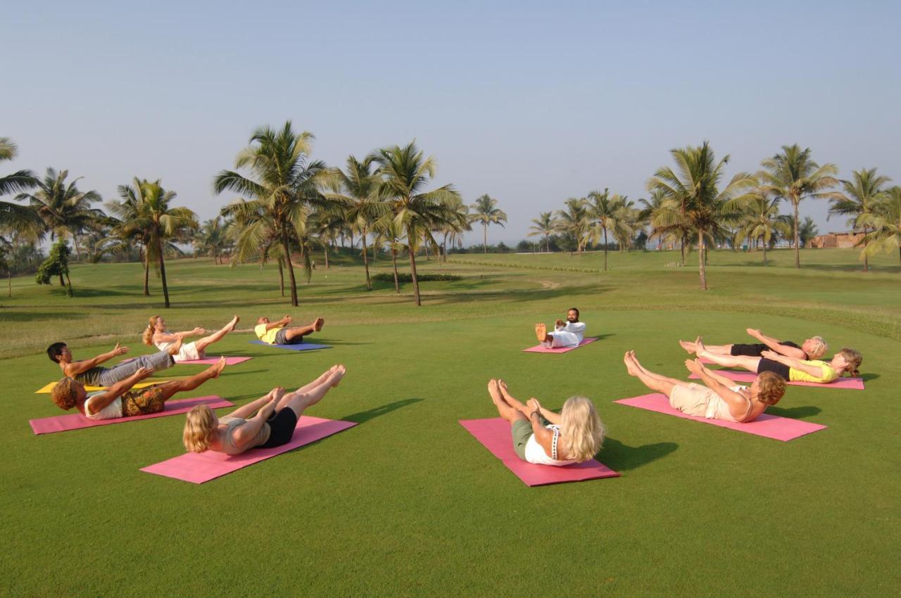 Caravela Beach Resort Varca Kültér fotó A yoga class at the Taj Bengal
