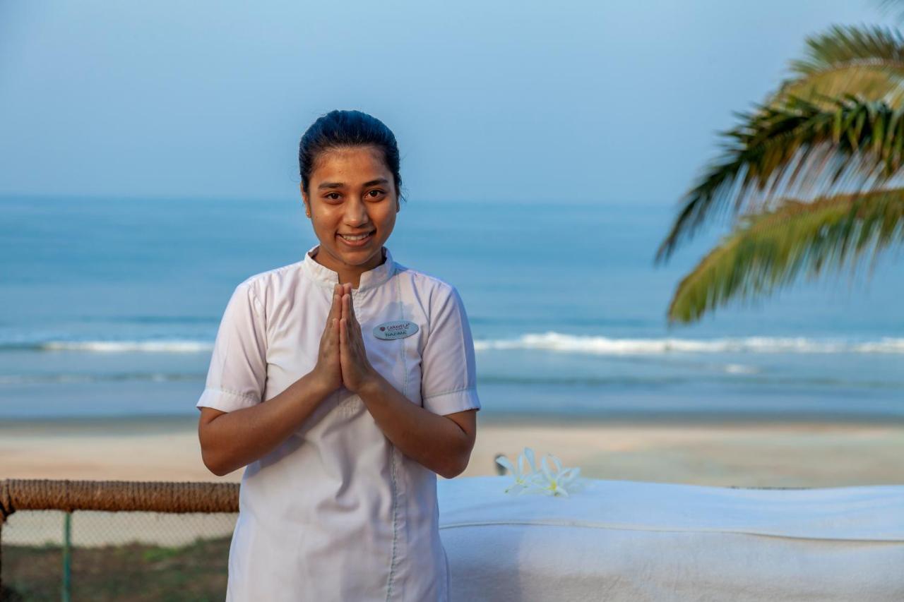 Caravela Beach Resort Varca Kültér fotó A hotel employee in India